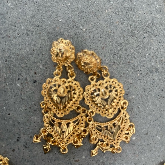 Elegant Gold Necklace Set - Picture 6 of 11